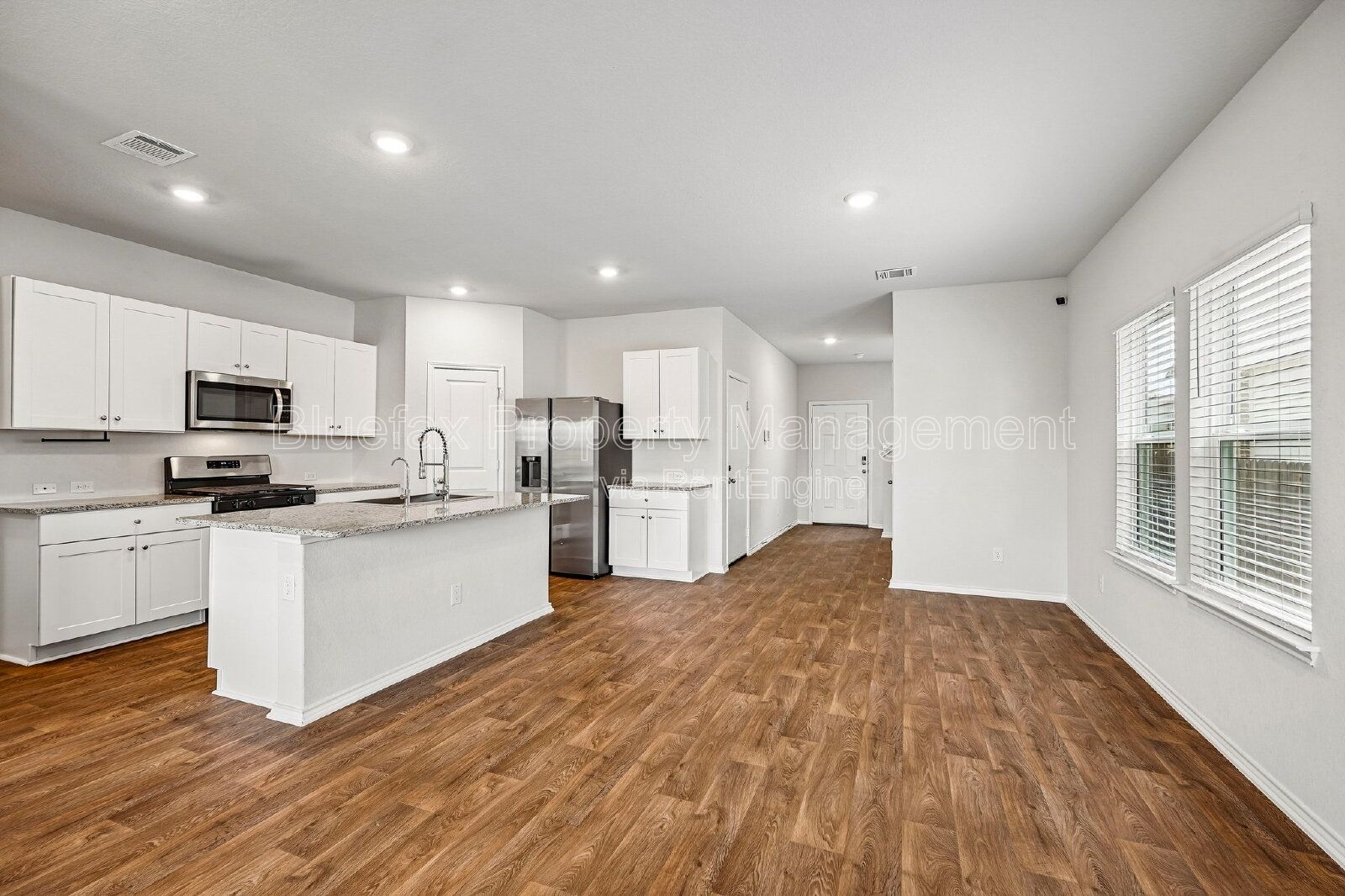 5 Bedrooms with 2 Amazing Amenity Centers! Refrigerator Included. property image