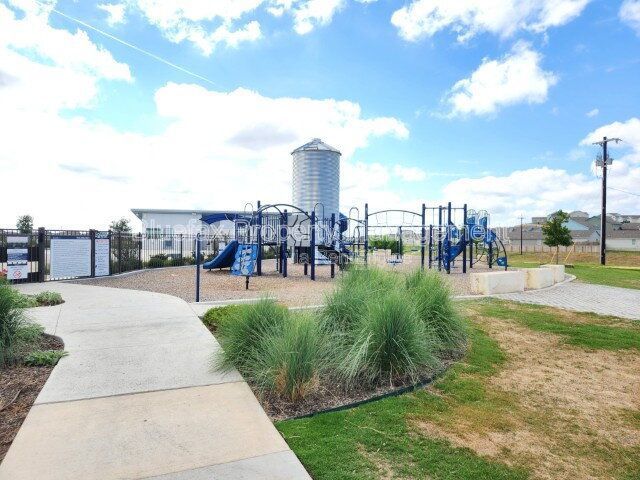 4 Bedroom Single Storm Home with GREAT Amenity Center in The Silos property image