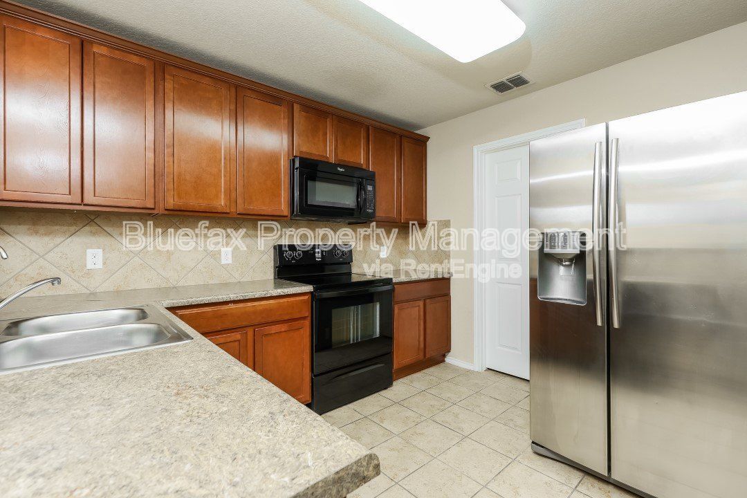 3 Bedroom 2 1/2 bath home in a GREAT LOCATION. property image