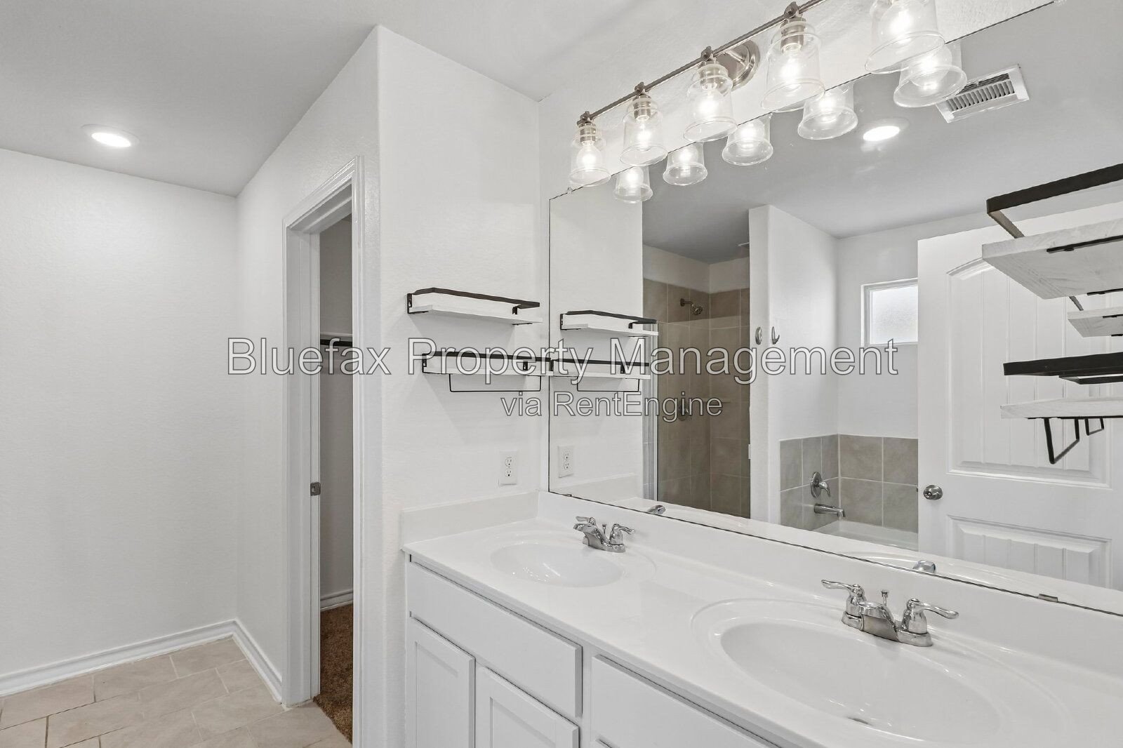 Loads of Kitchen Cabinet Storage and Countertop Space! property image